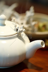 在一张木桌上的白色茶壶