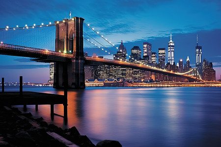 城市傍晚背景图片_傍晚灯光下的布鲁克林大桥