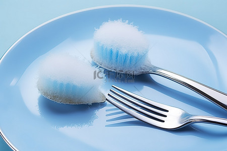 清洁剂背景图片_叉子和勺子放在桌子上的一些清洁剂中