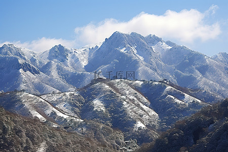 冬天的山脉被雪覆盖