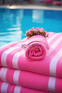 毛巾花背景图片_泳池附近的粉红色卷毛巾