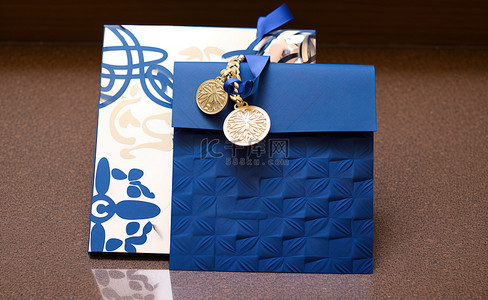 一个蓝色礼品袋，旁边有一个用蓝色墨水写的蓝色信封