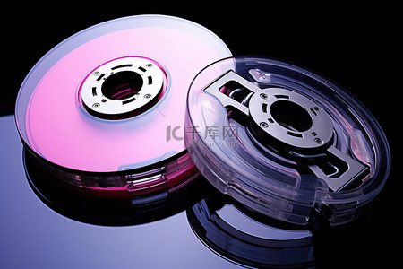 两张 CD 用锁锁在一起
