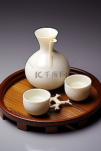 竹木托盘上的白糖罐，配有两个杯碗和一个盖子