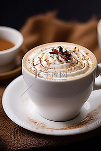 拿铁背景图片_拿铁加肉桂糖浆，用于咖啡和糖果装饰