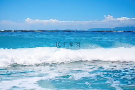 夏天热带背景图片_度假村附近泻湖上彩虹色的蓝天和热带海浪