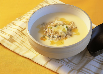 黄白布上盛着米汤的碗