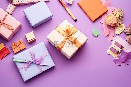亲子生日会海报背景图片_紫色桌上鲜艳的彩色纸盒和礼物