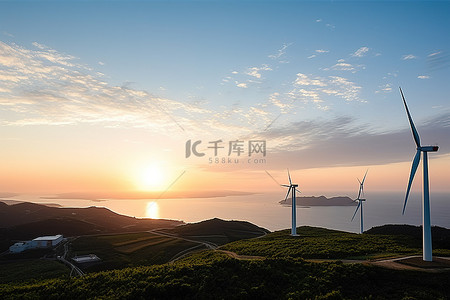 冷调照片人像背景图片_日落时海边附近两台风力涡轮机的照片