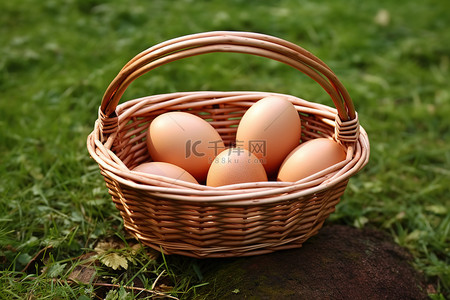草篮背景图片_一个木制的鸡蛋篮，上面放着三个棕色鸡蛋