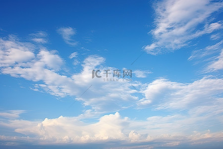 云朵和背景图片_早晨，天空有蓝色的云彩和许多白色的小云朵