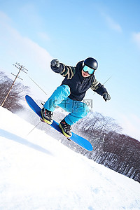 一个穿着蓝色衣服的人在空中滑雪