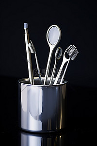 金属杯中的牙科工具