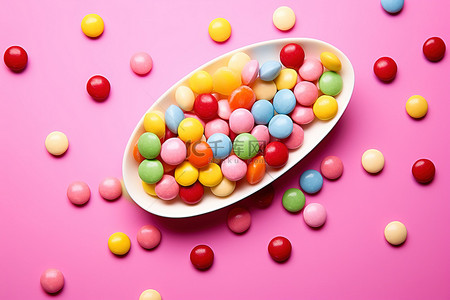 美团店铺水果招牌背景图片_粉红色背景上的彩色糖果 照片