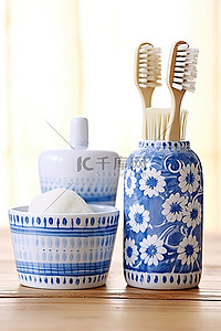注射套装背景图片_木质表面带牙刷的蓝色和白色塑料洗涤套装