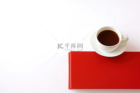 封面书籍封面背景图片_红色书籍封面，白色背景上有红色咖啡