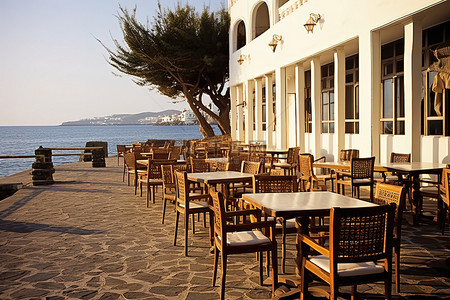 拉里萨海滩沿岸设有椅子的餐厅