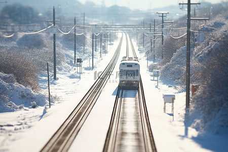 冬天雪边的火车轨道