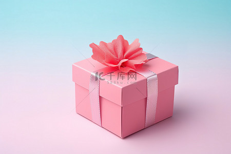 深粉色表面上的小粉色礼盒