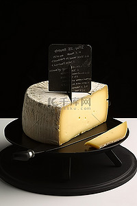 奶酪放在塑料盘的黑板上