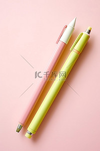 桌面上的粉红色素描笔和铅笔套装
