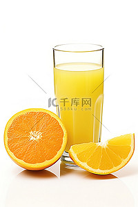 橙汁切片和玻璃