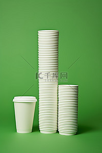 绿色环保能源背景图片_绿色背景中，一个白色杯子站在一个绿色杯子旁边