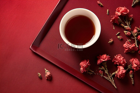 红色背景中的茶和茶叶