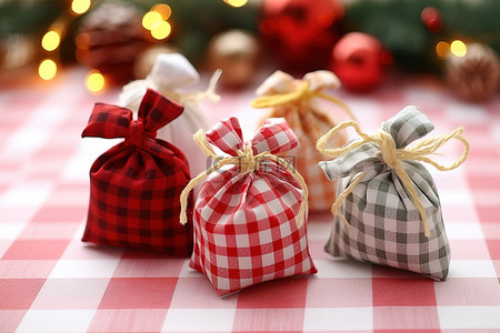 装饰小圣诞树背景图片_桌上有蝴蝶结的小圣诞礼品袋