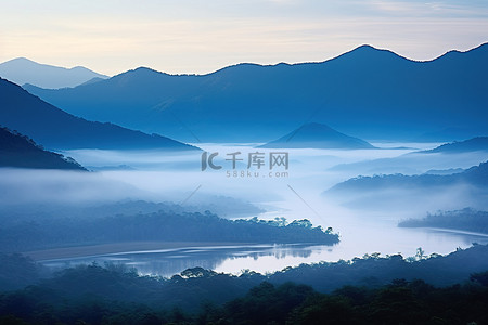 天空山脉背景图片_远处有雾山和云彩的风景