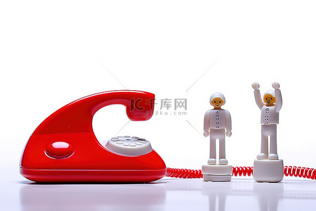 一个穿着红色衣服拿着白色电话的人