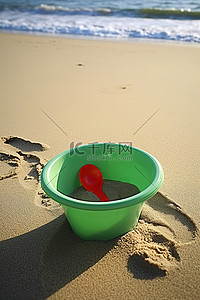 海滩公园沙滩上的一个绿色小塑料碗和一个红色飞溅物