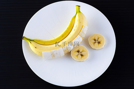 盘子上切片的香蕉