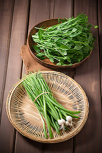 新鲜的绿色蔬菜背景图片_木桌上的葱的绿色茎