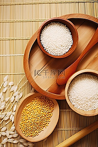 东北大米袋背景图片_罗马竹架上木碗里的大米和小麦