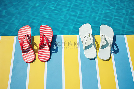 游泳池瓷砖背景图片_人字拖和两只红色凉鞋，泳池里有蓝色瓷砖