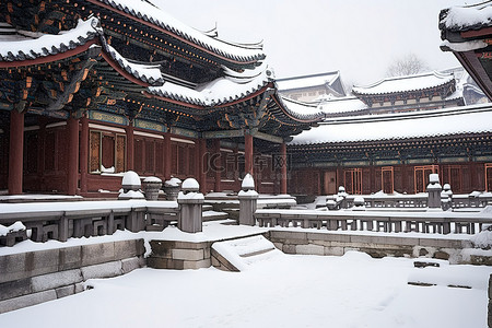 寒假旅行记背景图片_一个小庭院，建筑物被雪覆盖，被雪覆盖