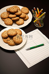 铅笔堆背景图片_桌上的纸盘铅笔和饼干