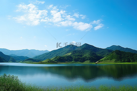 旅行目的地背景图片_蓝天和青山环绕着岸边的湖泊