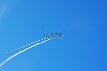 晴朗的蓝天上有轨迹的航空公司航班
