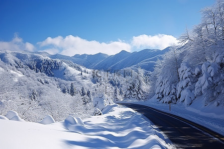 冬天的山里的山和雪的图片