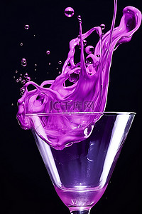 乌龟破壳而出背景图片_紫色液体从玻璃杯中倾泻而出