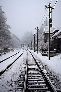 一组铁轨被雪和电线杆覆盖