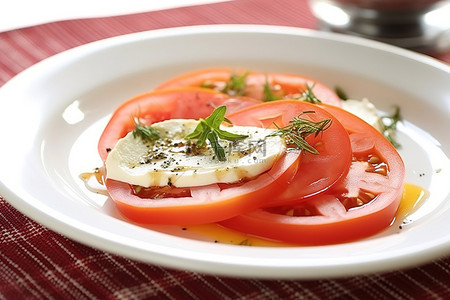 西红柿大棚背景图片_上面放着西红柿和奶酪的盘子
