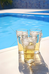 一罐啤酒被放在泳池前的冰上