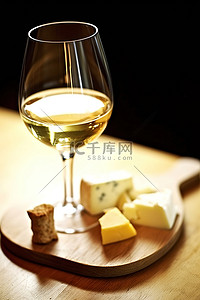 一杯白葡萄酒和一杯奶酪