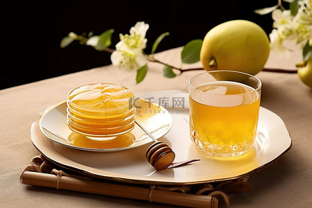 桌子中间有一盘加了芒果片的蜂蜜