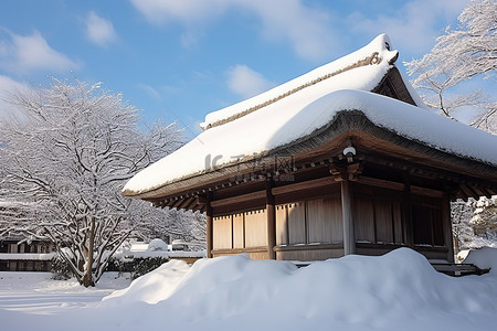 房子雪景背景图片_蓝天公园里的一座小房子被雪覆盖