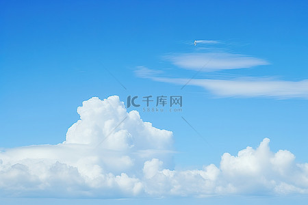 天空白云飞机背景图片_一架飞机飞过白云
