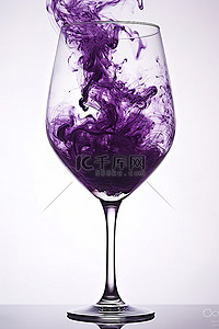 酒杯中的紫色烟雾与液体